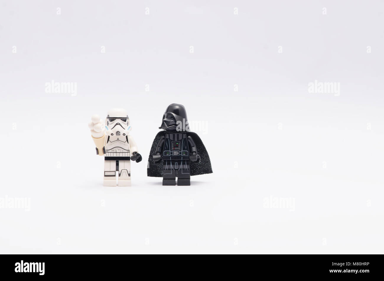 Lego Darth Vader guardando storm trooper tenendo un gelato. isolato su sfondo bianco. Foto Stock