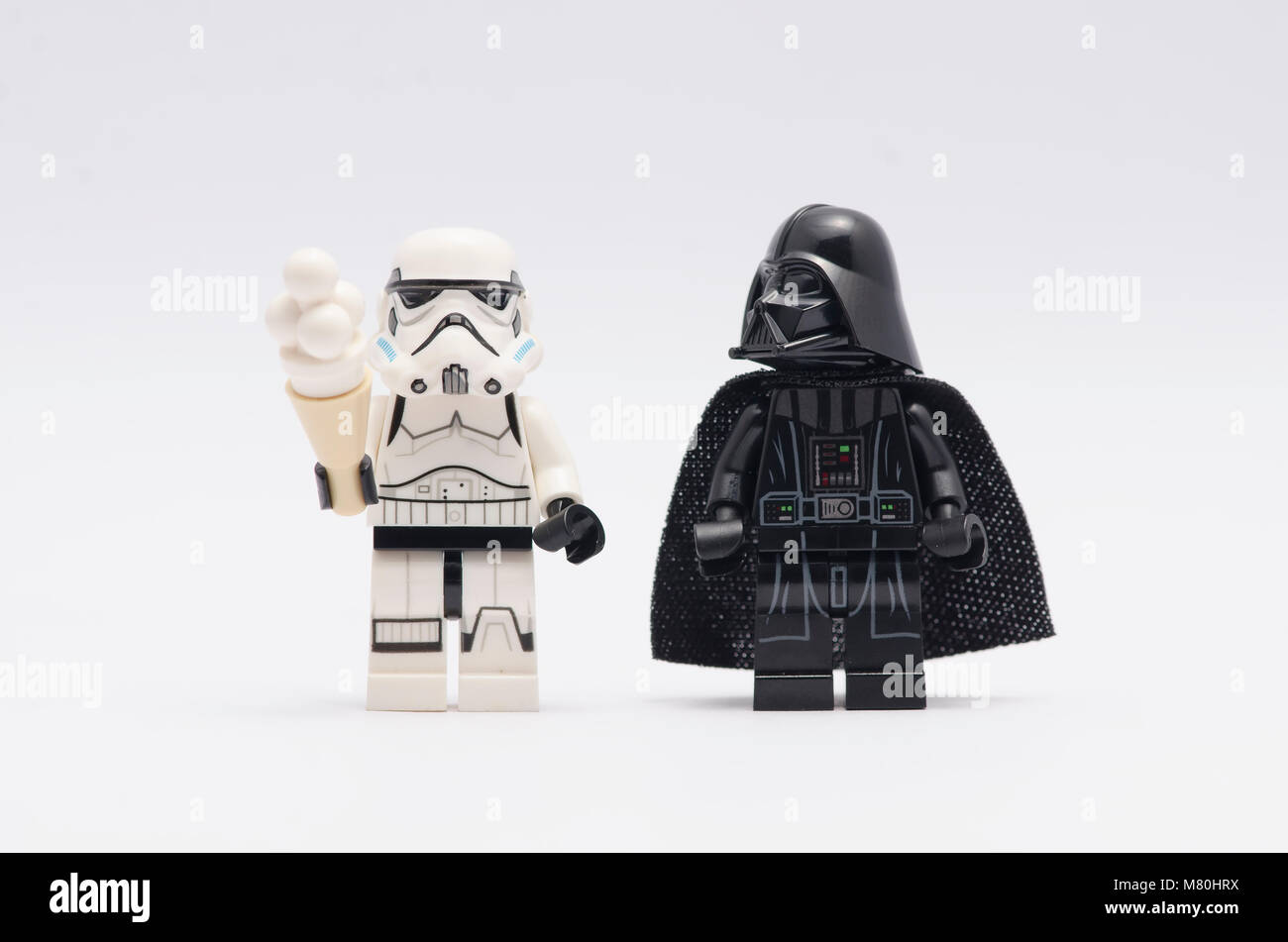 Lego Darth Vader guardando storm trooper tenendo un gelato. isolato su sfondo bianco. Foto Stock