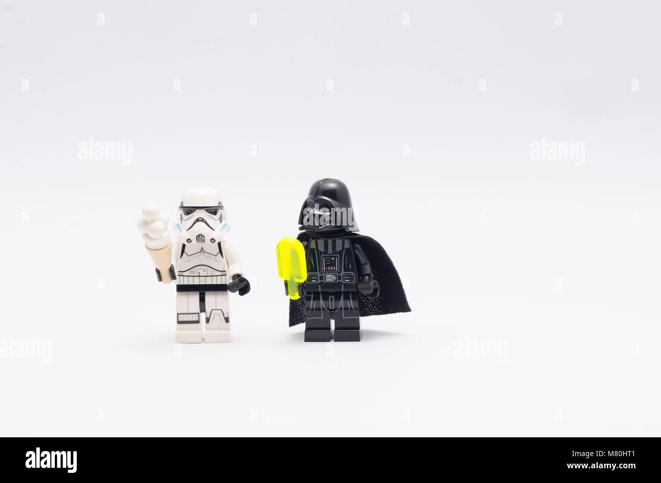 Lego Darth Vader e Storm Trooper holding gelato, isolati su sfondo bianco. Foto Stock
