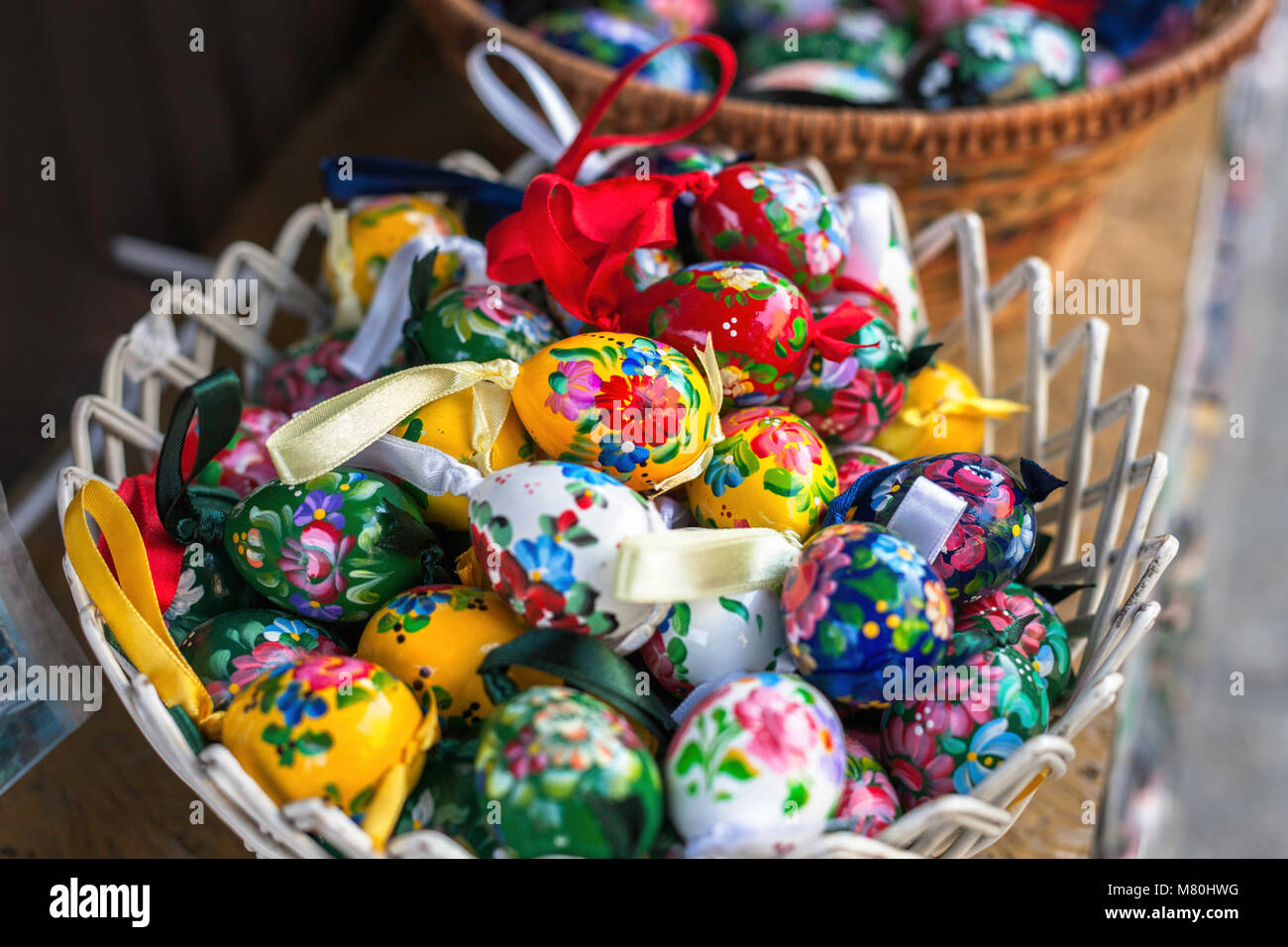 Cesto di bold colorate e luminose ungherese uova pasquali dipinte a mano in tradizionale stile folk e popolare souvenir turistici a Budapest Foto Stock