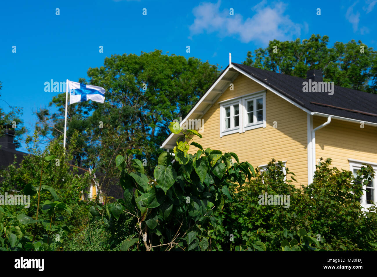 Helsinki, Finlandia. Agosto 26, 2017. Casa Gialla e bandiera della Finlandia in Suomenlinna (Sveaborg) Fortezza Foto Stock