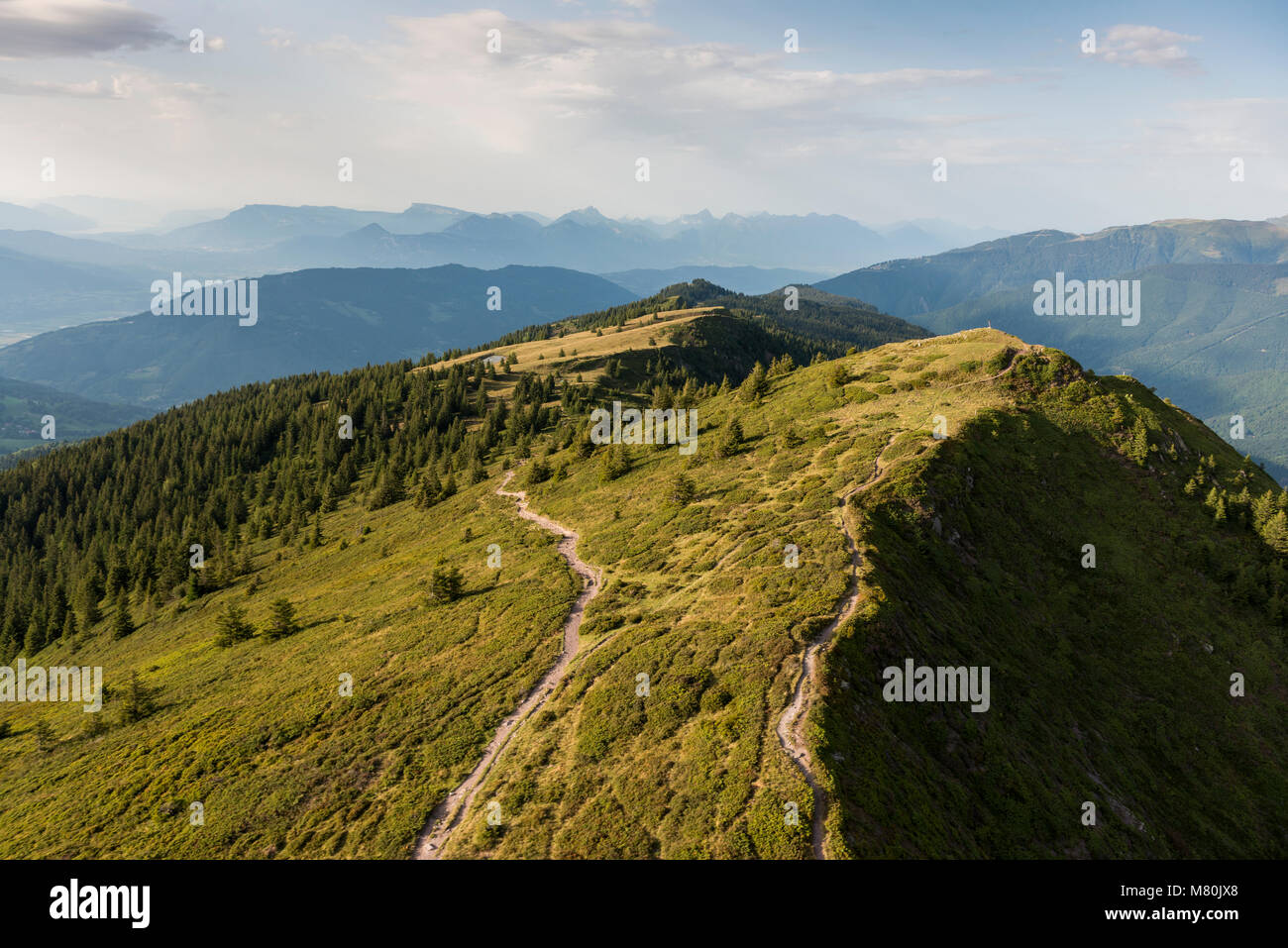 Immagine aerea al tramonto su incredibili paesaggi di montagna con piste a piedi presso il Parc national de la Vanoise nelle Alpi francesi Foto Stock