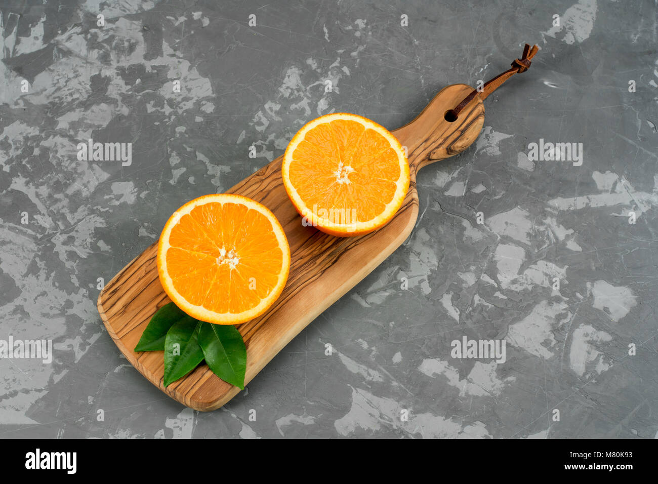 Sani frutti, frutti di colore arancione su sfondo concreto - arancione sullo sfondo di frutta Foto Stock