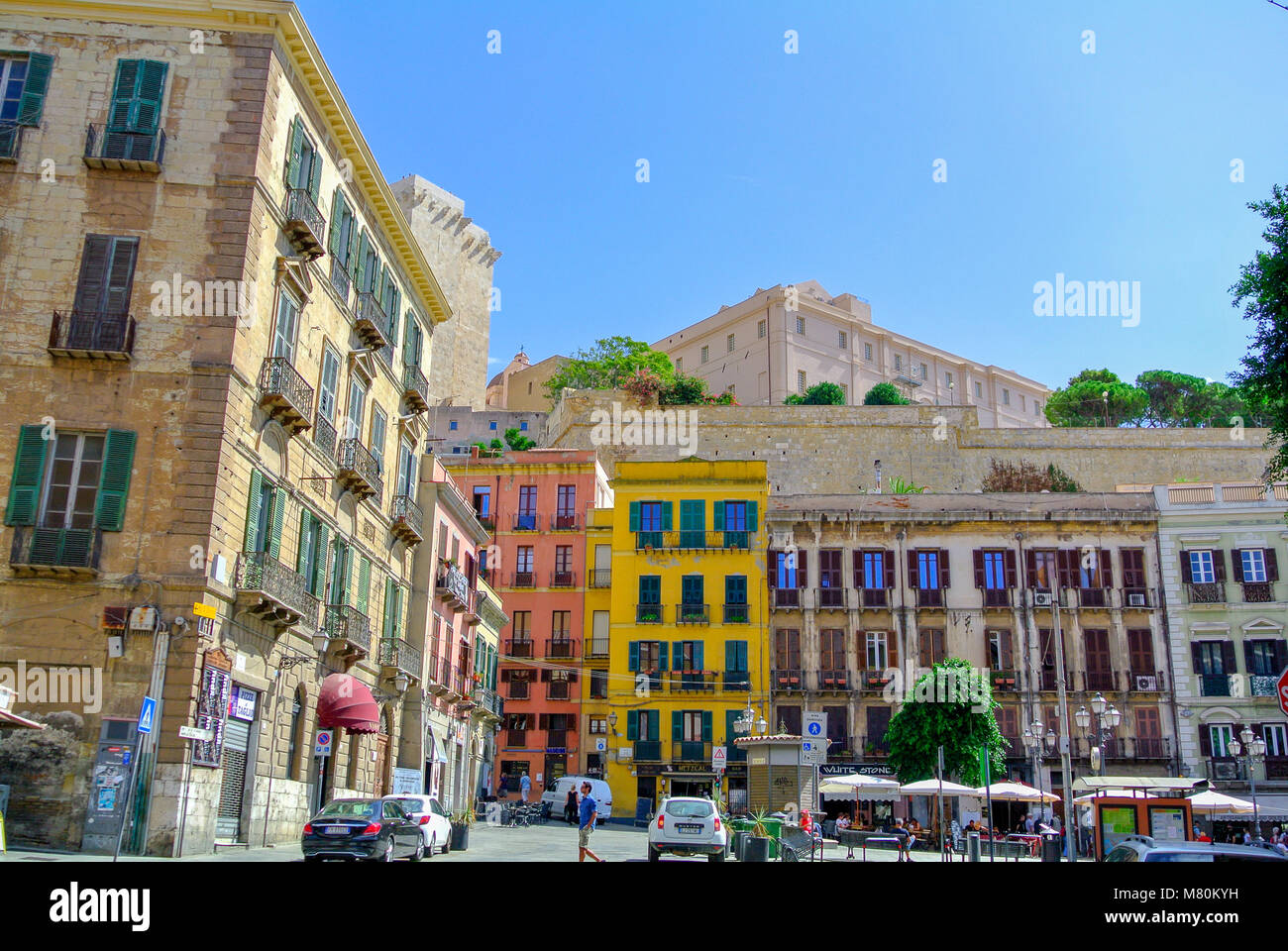 Cagliari, Sardegna, Italia, Un paesaggio urbano di Piazza Yenne nel quartiere storico di Cagliari. Foto Stock