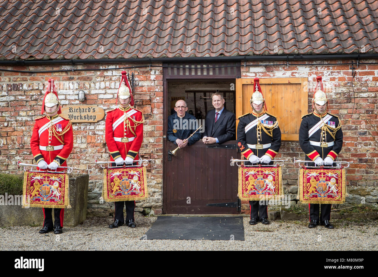 Artigiano Richard Wright (sinistra) e Richard Smith Direttore di Richard Smith (M) Ltd (destra) sono raffigurati con i membri della famiglia cavalleria e loro fanfara di trombe che potrebbe svolgere un ruolo determinante nel maggio la royal wedding, a Richard Smith (M) Ltd North Yorkshire officina, dopo che la società è stato commissionato dal Ministero della Difesa per produrre venti le trombe per essere utilizzato per un numero di royal e occasioni di stato. Foto Stock