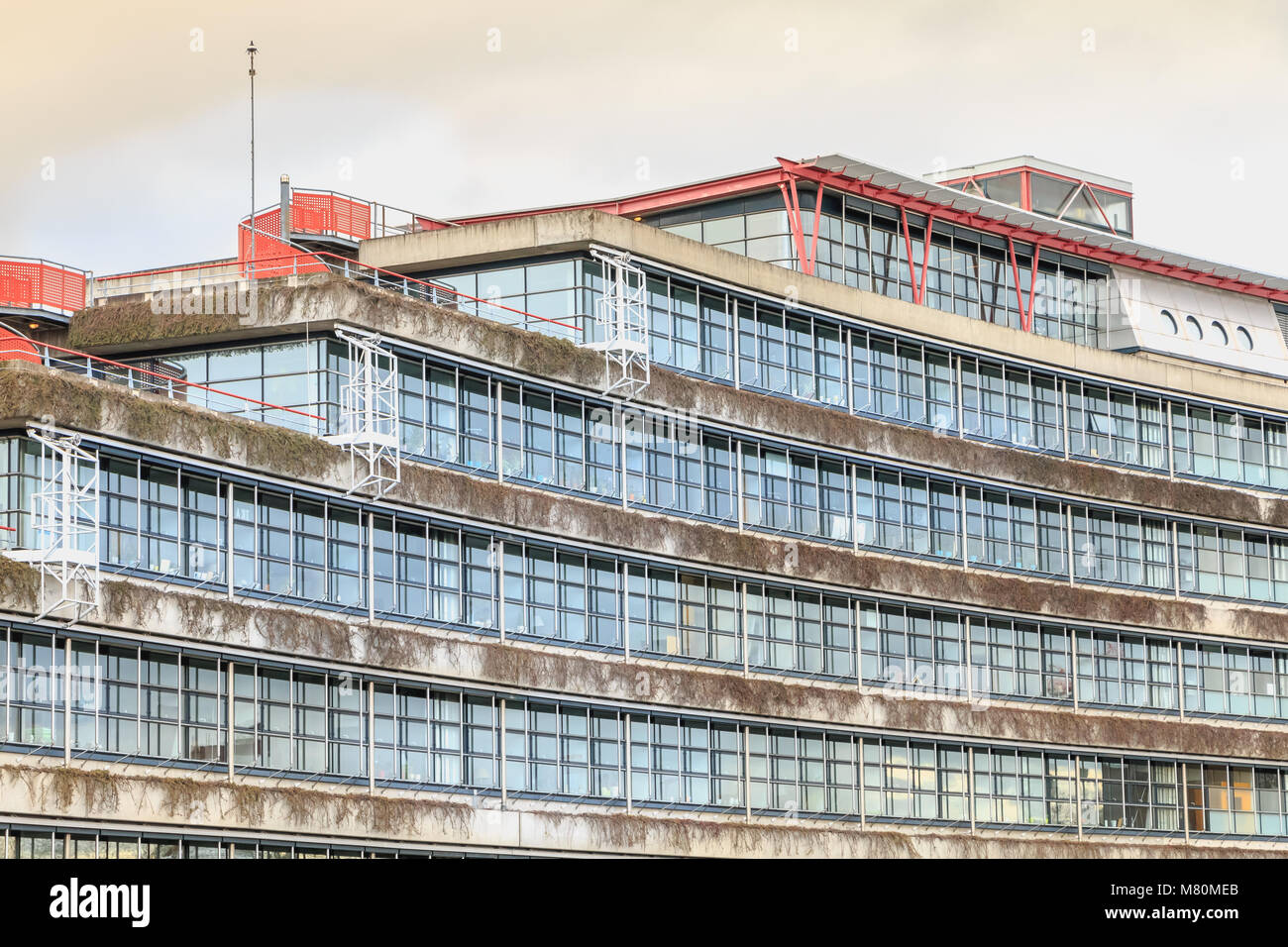 Strasburgo, Francia - 28 Dicembre 2017 : dettagli architettonici della Corte Europea dei Diritti dell'uomo su una giornata invernale disegnato dall'architetto britannico Richard Foto Stock