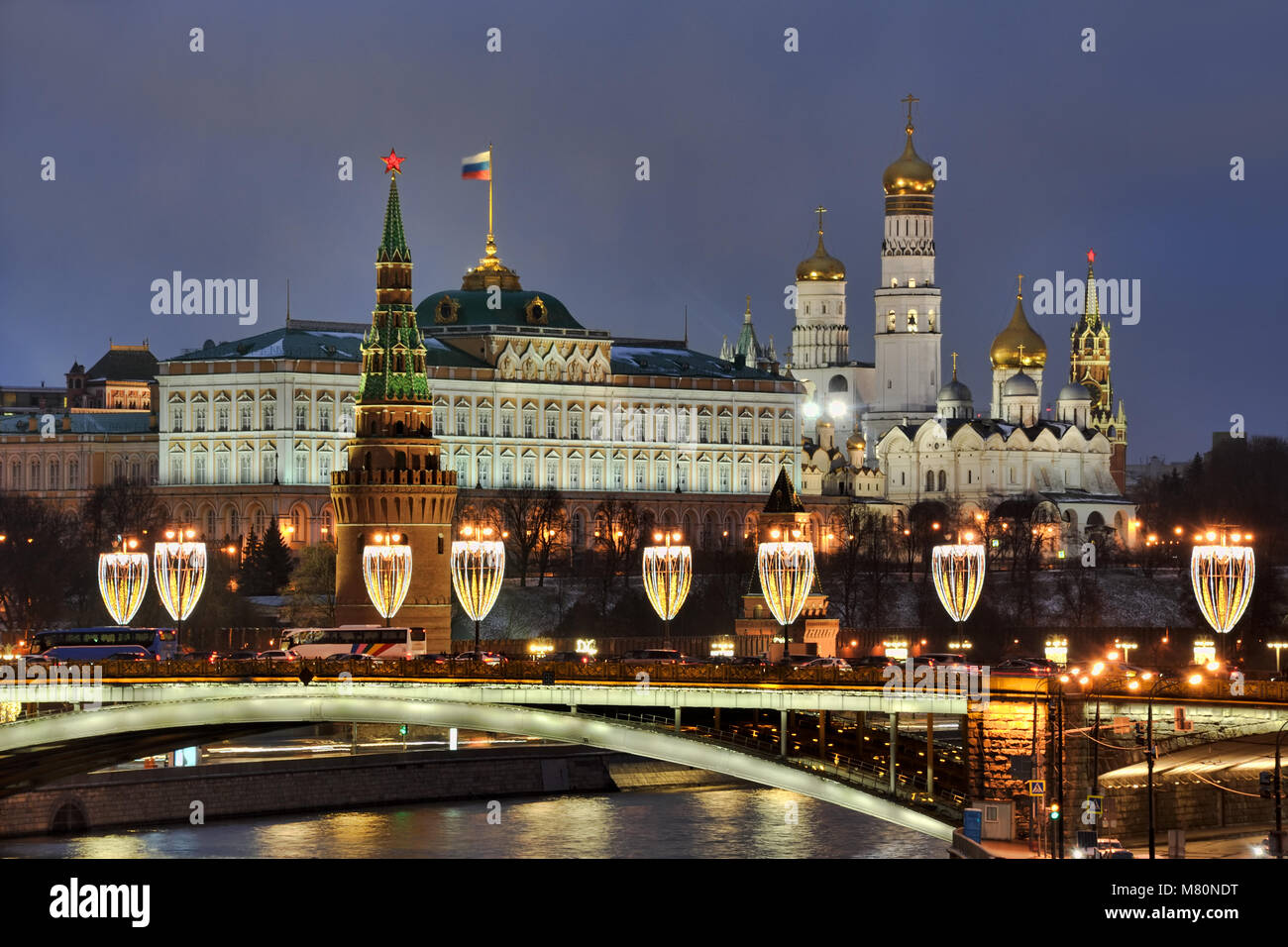 Luci festose di Bolshoy Kamenny Bridge al Cremlino di Mosca nel crepuscolo Foto Stock