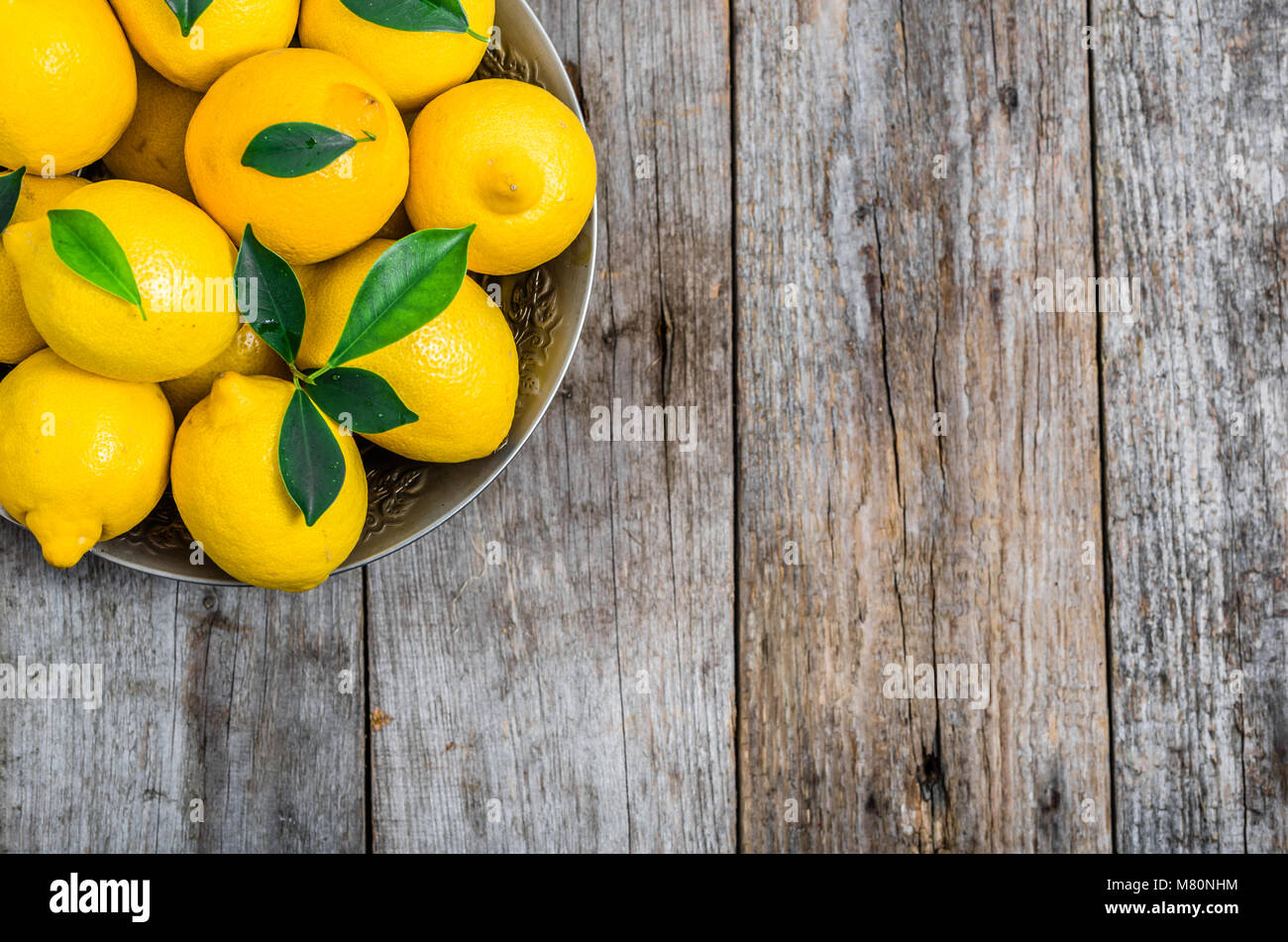 Limoni freschi sulla tavola di mercato, vista dall'alto Foto Stock