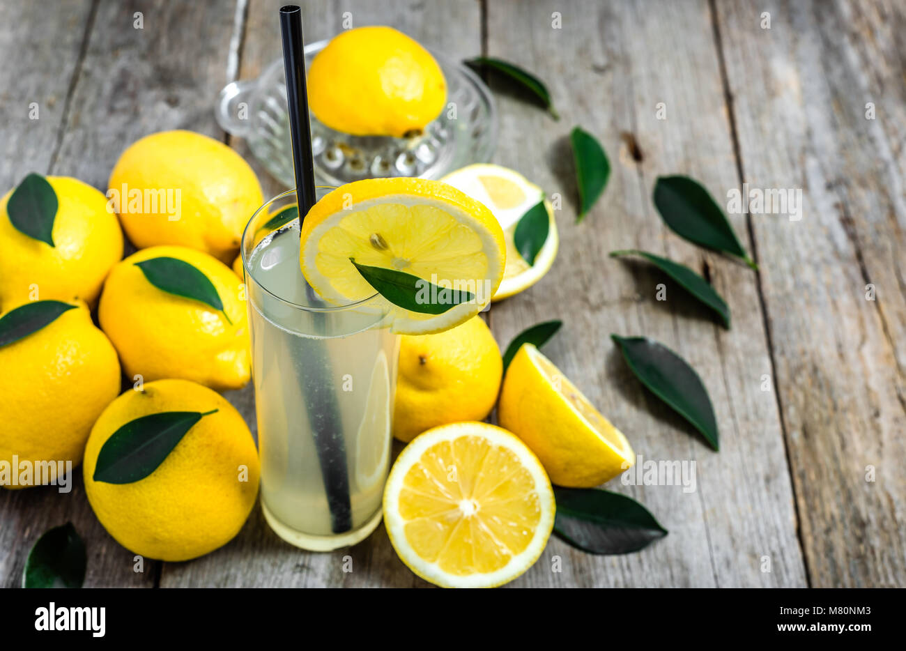 Acqua con limone - limonata in vetro, bevanda rinfrescante Foto Stock