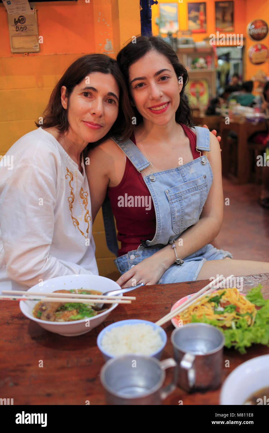 Thailandia; Lampang, ristorante, due donne, turisti, Foto Stock