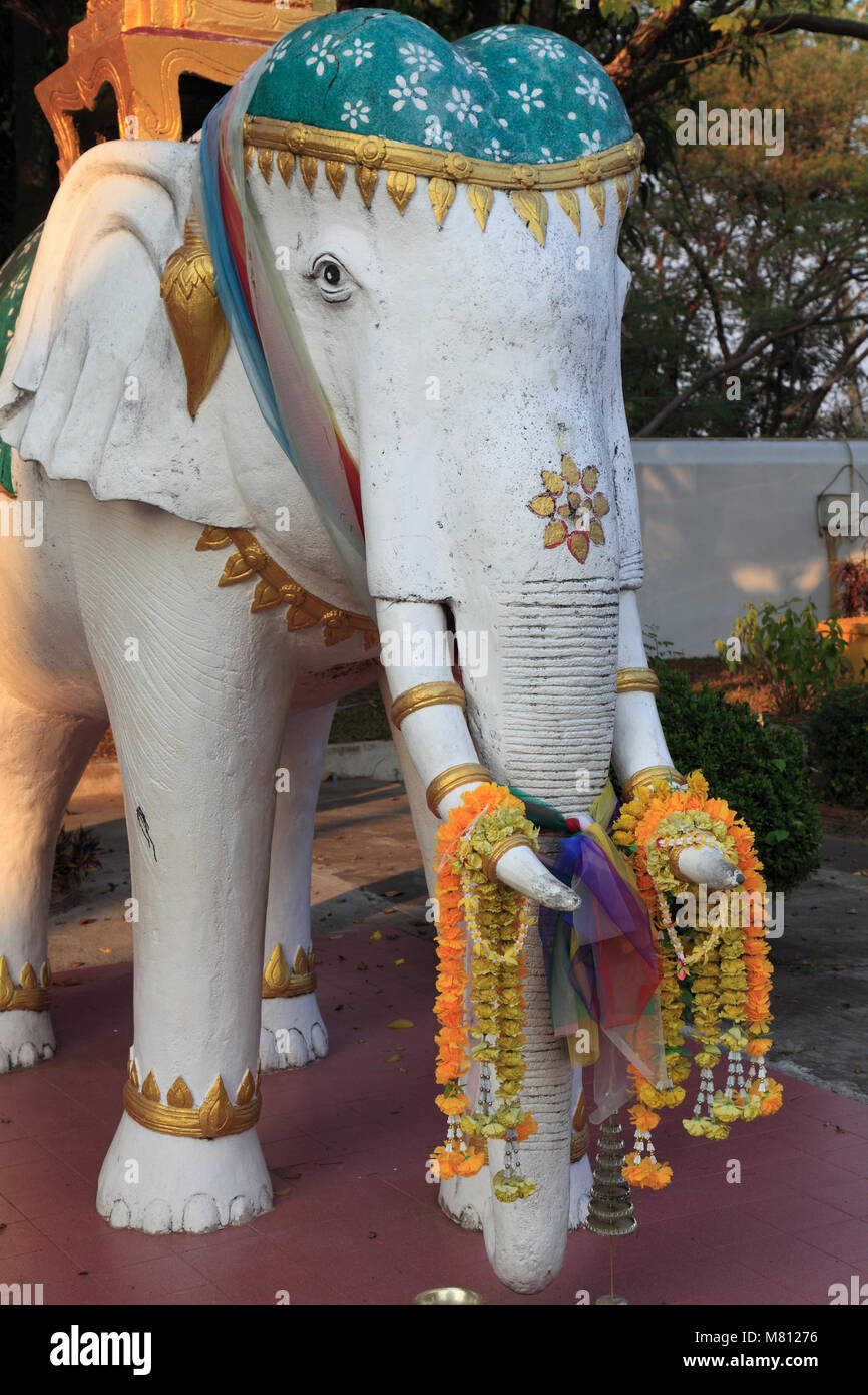 Thailandia, Lampang, Wat Phra Kaew don Tao, tempio buddista, elefante bianco statua, Foto Stock