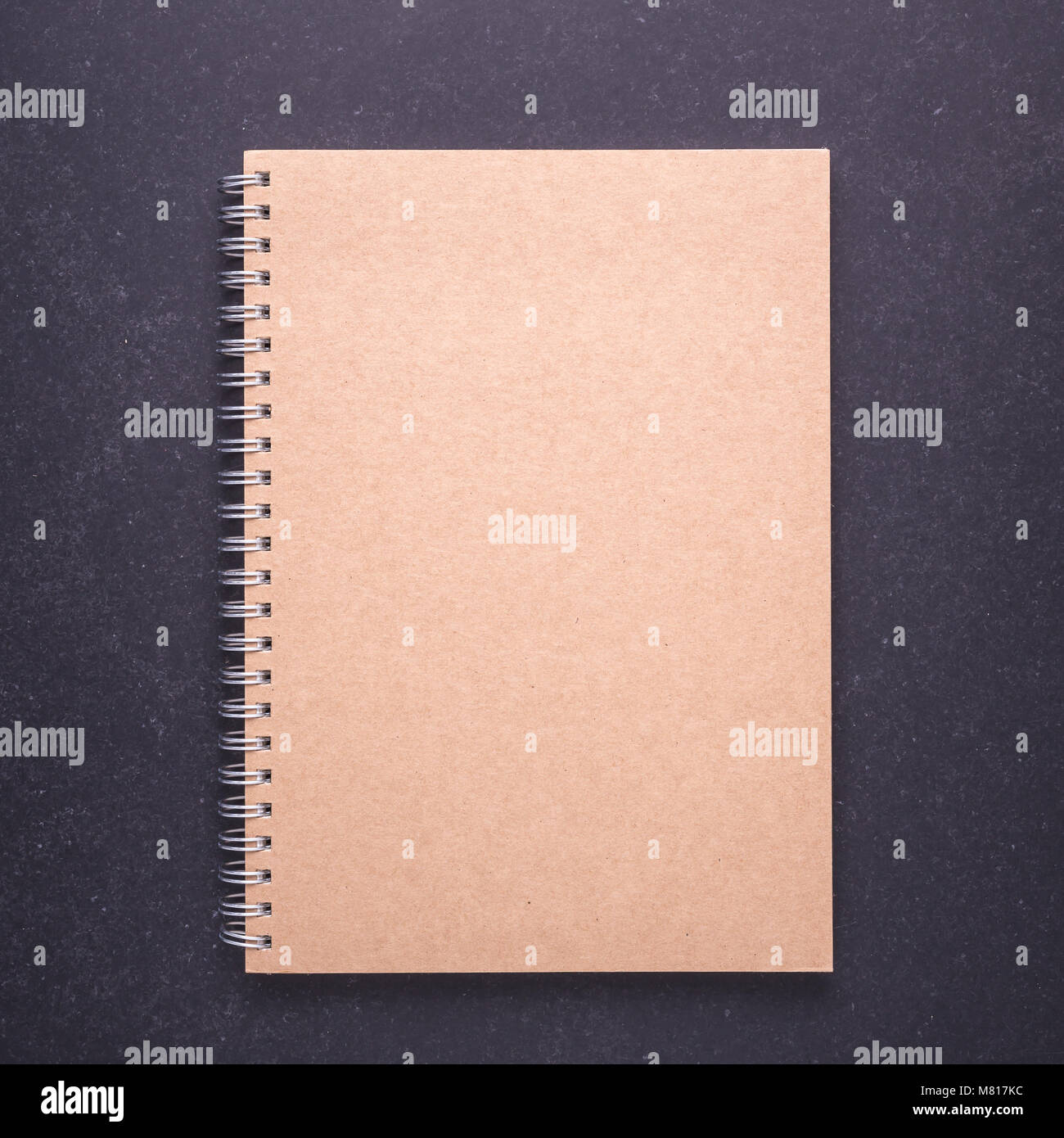 Nuovo notebook con vuoto vuoto sul coperchio di pietra nera di sfondo della tabella. Vista superiore Foto Stock