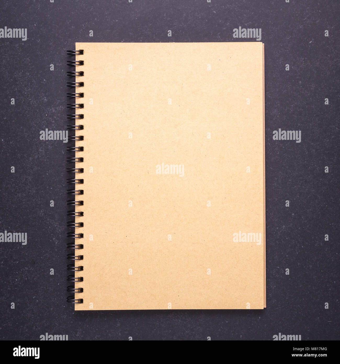 Nuovo notebook con vuoto vuoto sul coperchio di pietra nera di sfondo della tabella. Vista superiore Foto Stock