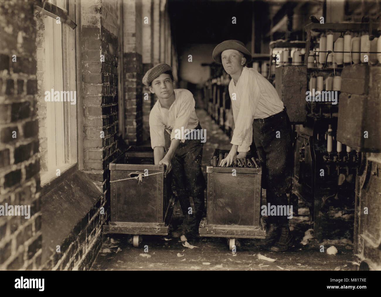 Due ragazzi che lavorano in Filanda, Mobile, Alabama, STATI UNITI D'AMERICA, Lewis Hine nazionali per il lavoro minorile Comitato, Ottobre 1914 Foto Stock