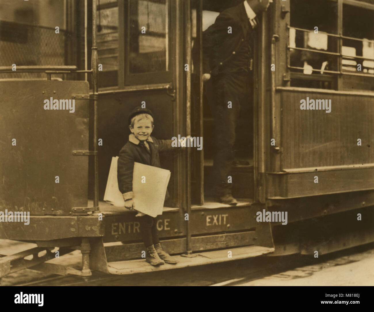 Francesco Lane, 5-year-old newsboy, ritratto a cavallo su Street Car, Grand Avenue, St. Louis, Missouri, Stati Uniti d'America, Lewis Hine nazionali per il lavoro minorile Comitato, Maggio 1910 Foto Stock