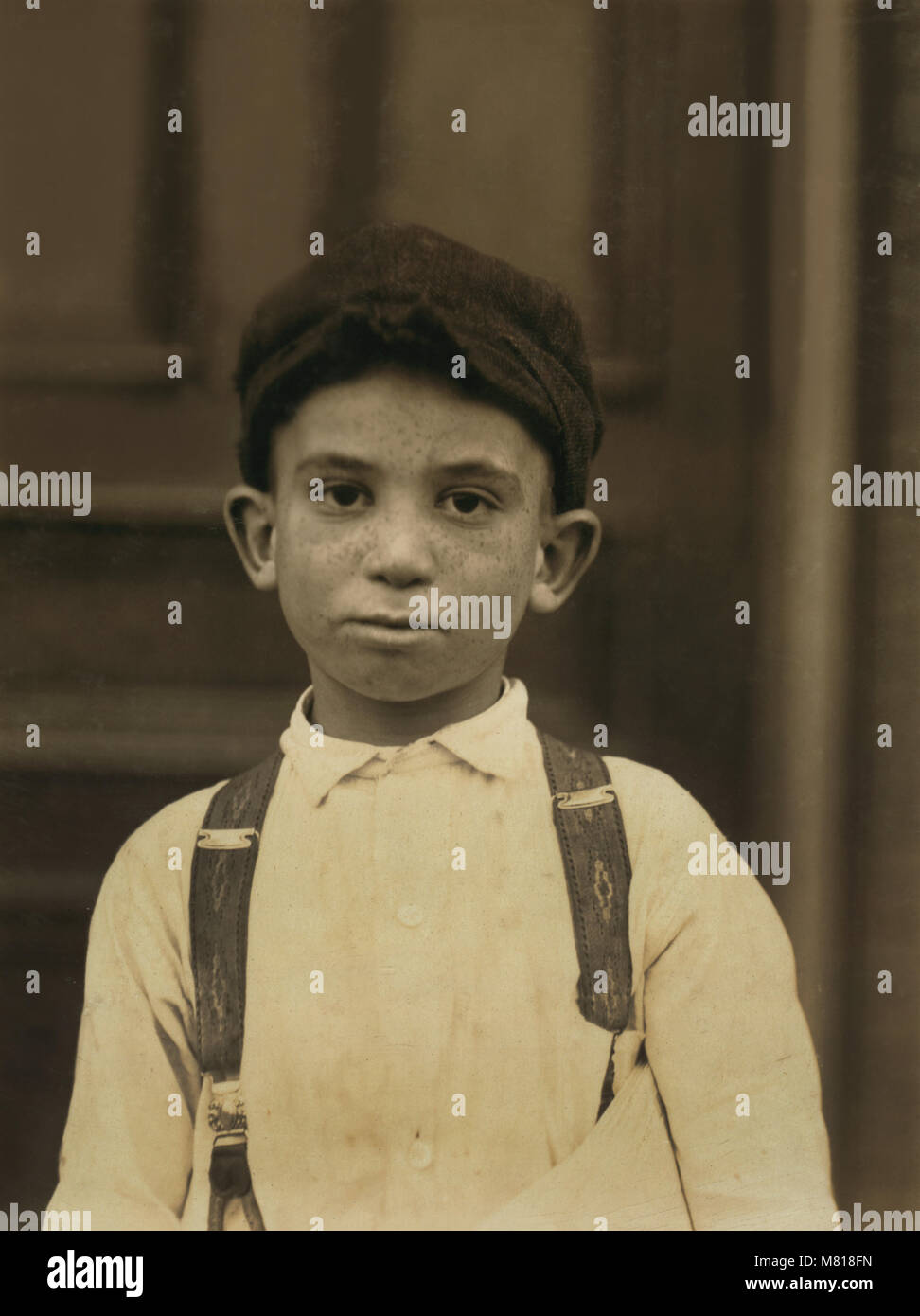 Giovani Newsie, mezza lunghezza Ritratto, St. Louis, Missouri, Stati Uniti d'America, Lewis Hine nazionali per il lavoro minorile Comitato, Maggio 1910 Foto Stock