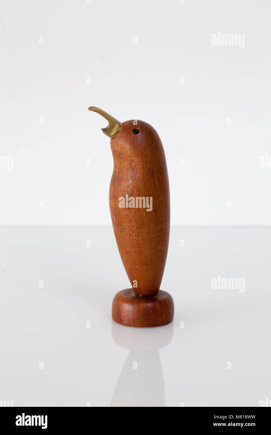 Un pinguino Vintage legno sagomato apribottiglie Foto Stock