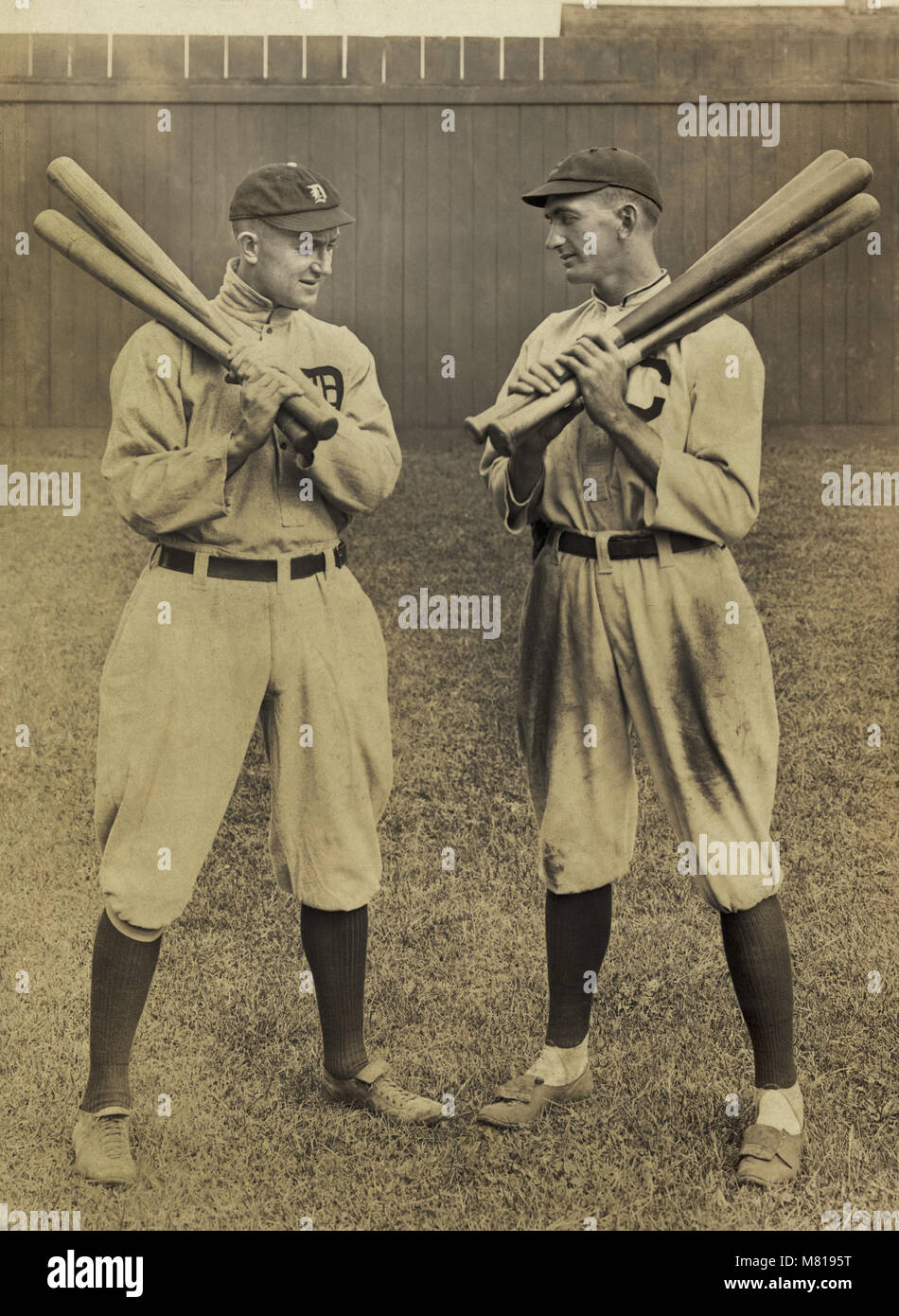 Ty Cobb, Detroit, e Joe Jackson, Cleveland, in piedi accanto ad ogni altra, ogni azienda pipistrelli, da L. van Oeyen, 1913 Foto Stock