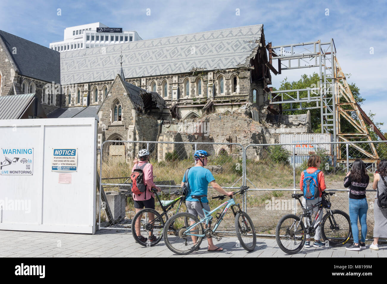 Turisti cattedrale di visualizzazione danni da 2011 terremoto, la piazza della cattedrale, Christchurch, Canterbury, Nuova Zelanda Foto Stock
