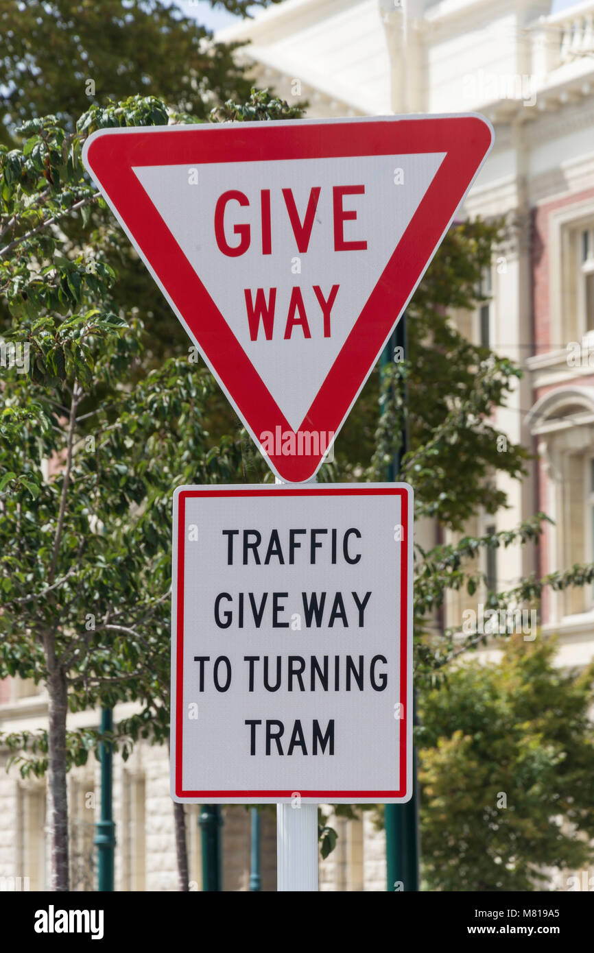 "Dare modo di girare il tram' segno, Cathedral Square, Christchurch, Canterbury, Nuova Zelanda Foto Stock