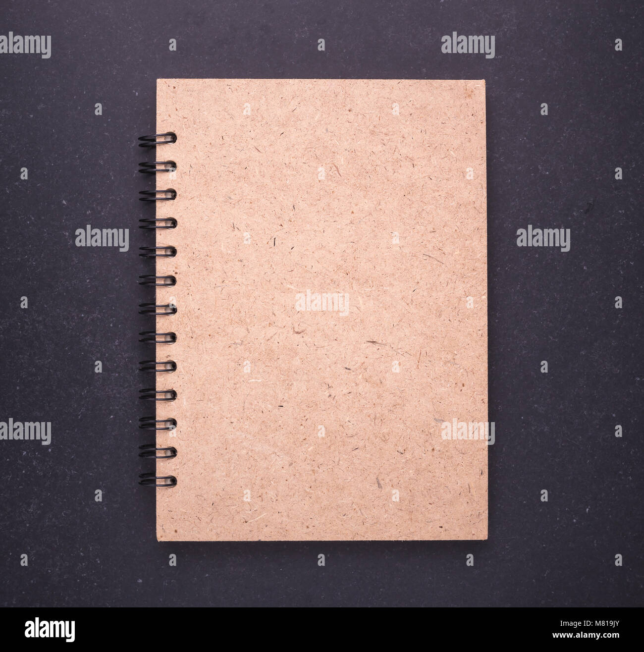 Nuovo notebook con vuoto vuoto sul coperchio di pietra nera di sfondo della tabella. Vista superiore Foto Stock