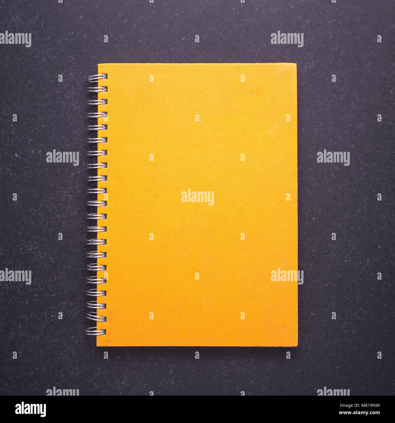 Nuovo notebook con vuoto vuoto sul coperchio di pietra nera di sfondo della tabella. Vista superiore Foto Stock
