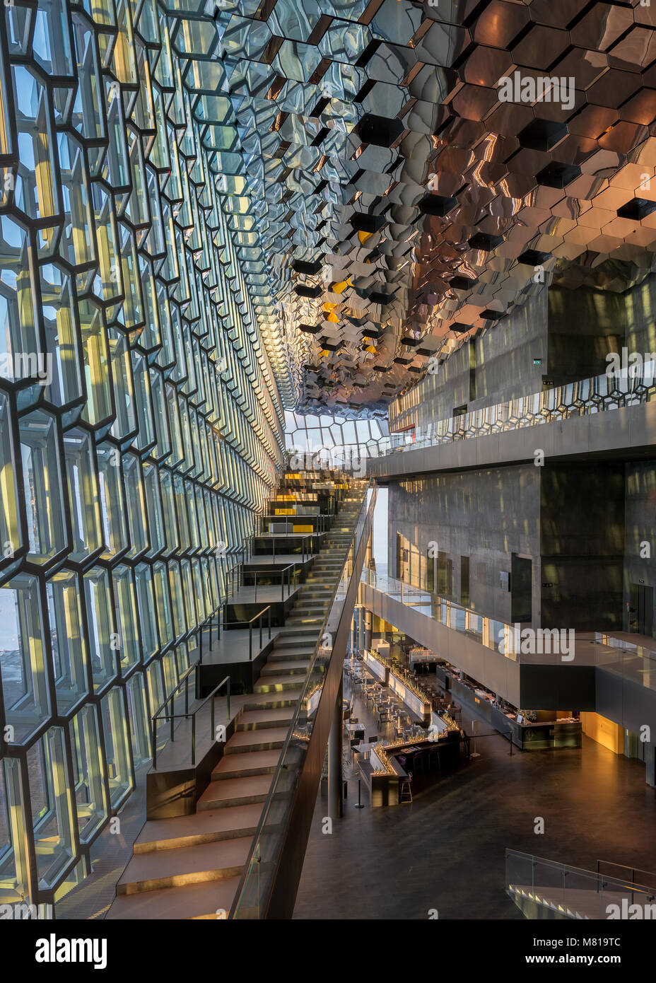 La lobby e del contemporaneo Harpa Concert Hall a Reykjavik, Islanda Foto Stock