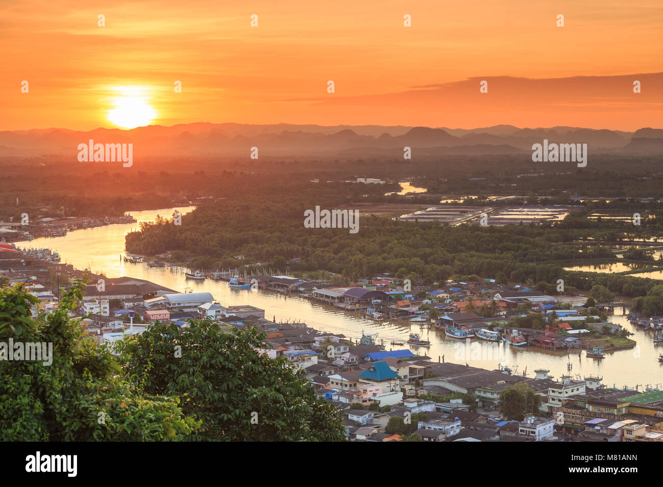 Villaggio di Pescatori. Pak Nam Chumphon. Vista da Khao (Hill) Matsee punto di vista nella provincia di Chumphon Thailandia al tramonto Foto Stock
