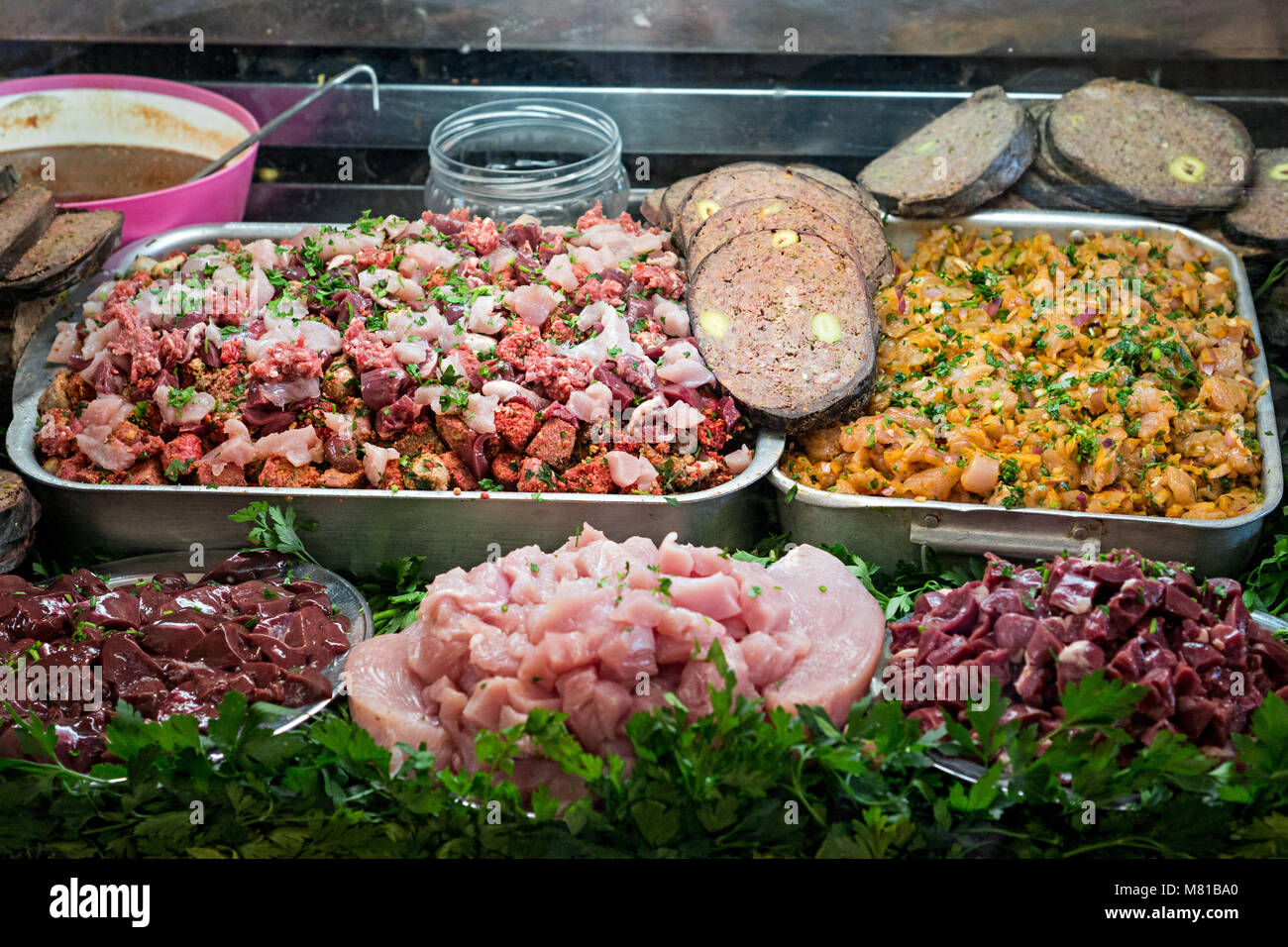 Vari tipi di carne cruda in un negozio di mercato Foto Stock
