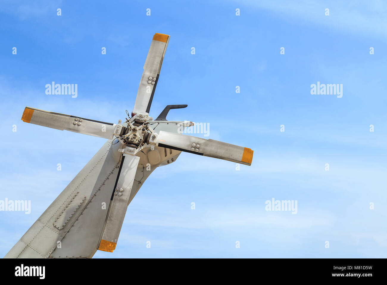 Rotore di coda di un elicottero grigio dell esercito thailandese ha sul cielo blu sullo sfondo Foto Stock
