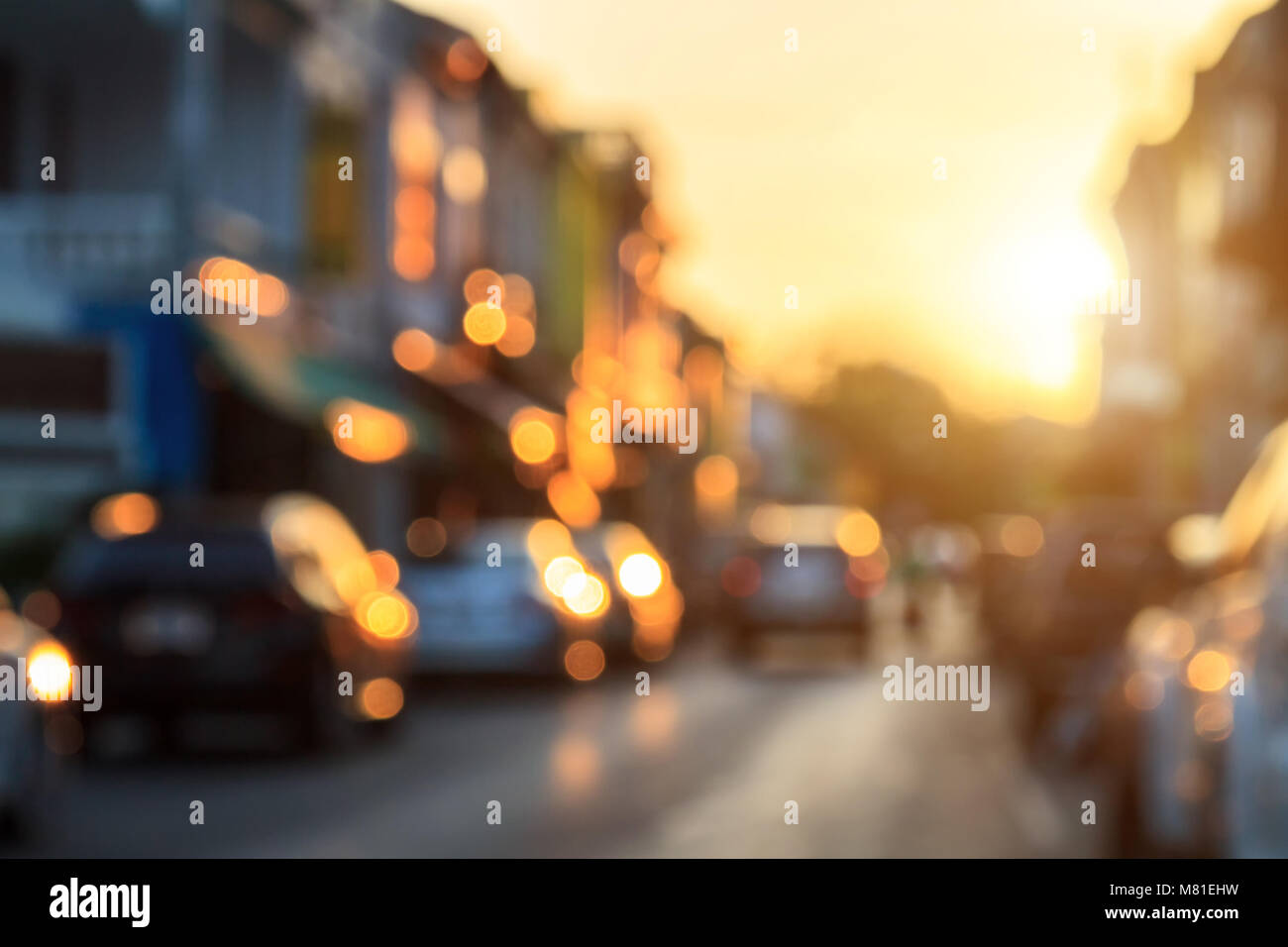 Sfondo sfocato : Blur di auto sulla strada in città vecchia con la luce del sole e golden bokeh in Phuket, Tailandia Foto Stock