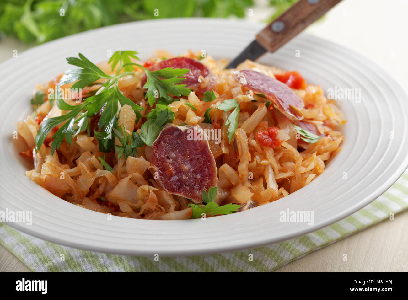 Stufato di cavolo con fuet salsiccia e prezzemolo Foto Stock