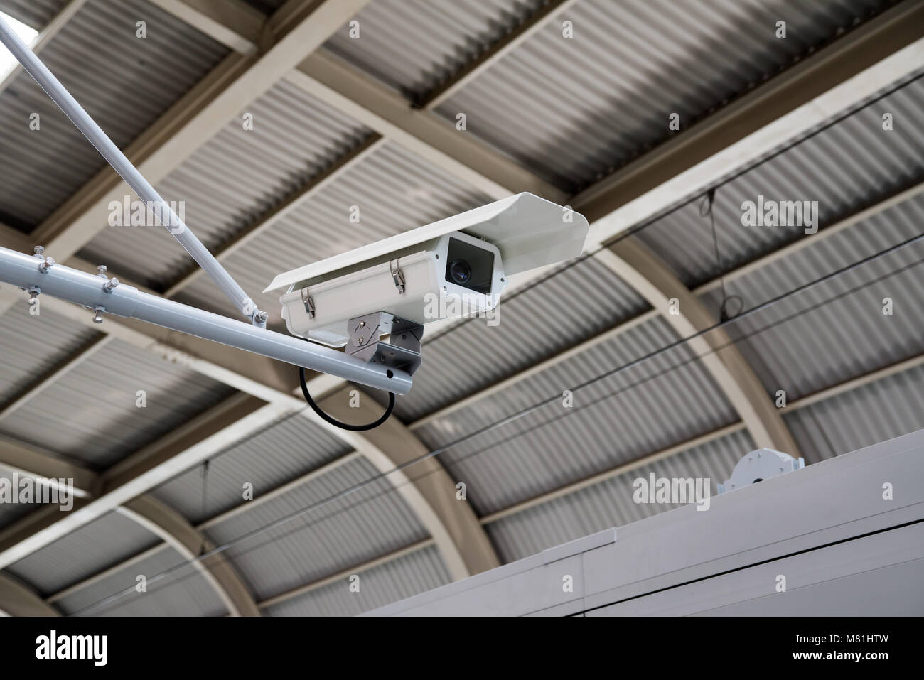 Telecamera CCTV operativi di sicurezza sulla stazione della metropolitana di piattaforma, metropolitana stazione delle ferrovie. Foto Stock