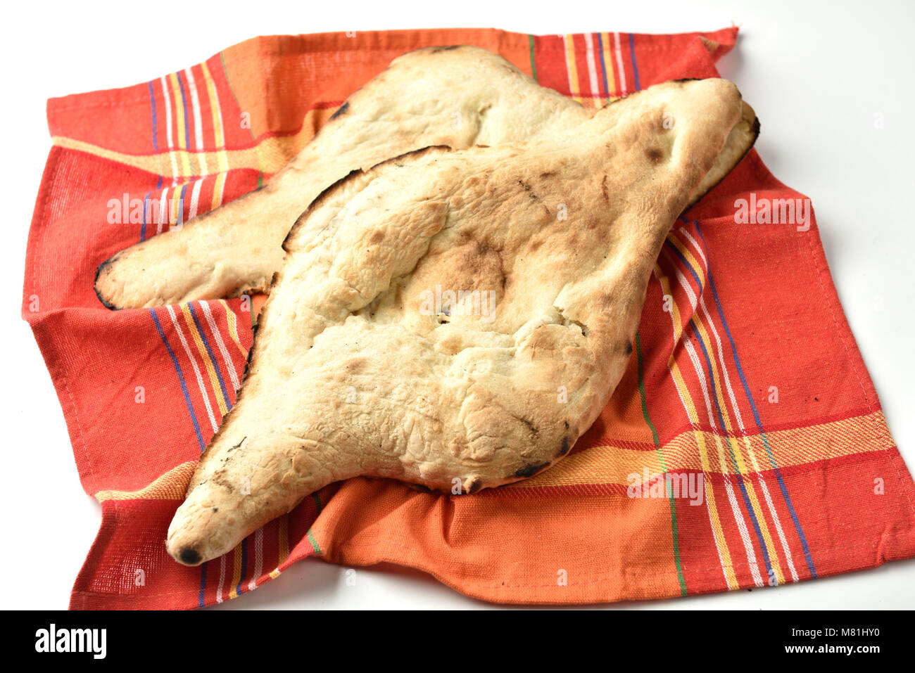 Lavash, tradizionale georgiano focacce sull'asciugamano rosso Foto Stock