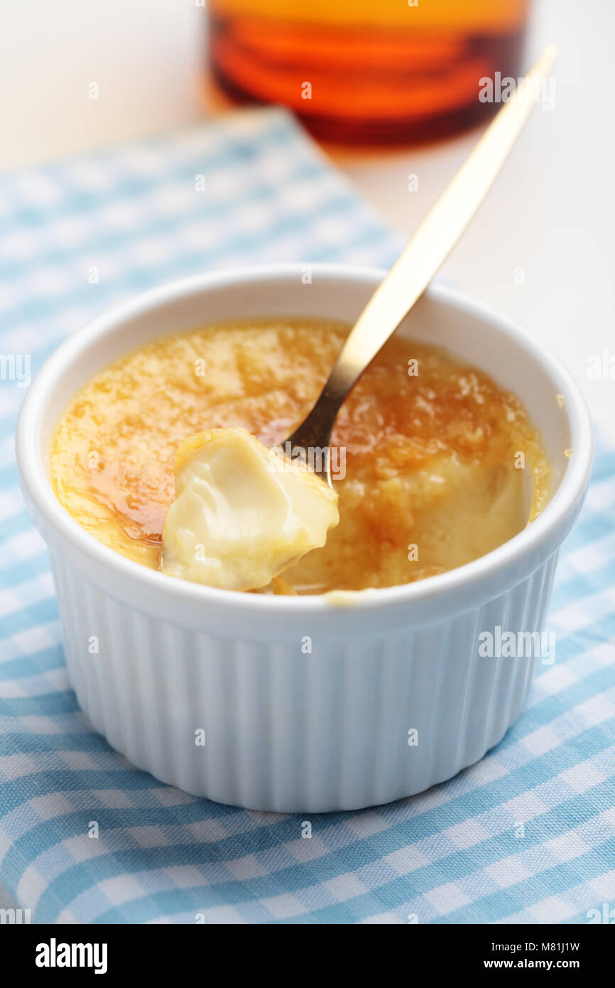 Mangiato creme brulee in un ramekin closeup Foto Stock
