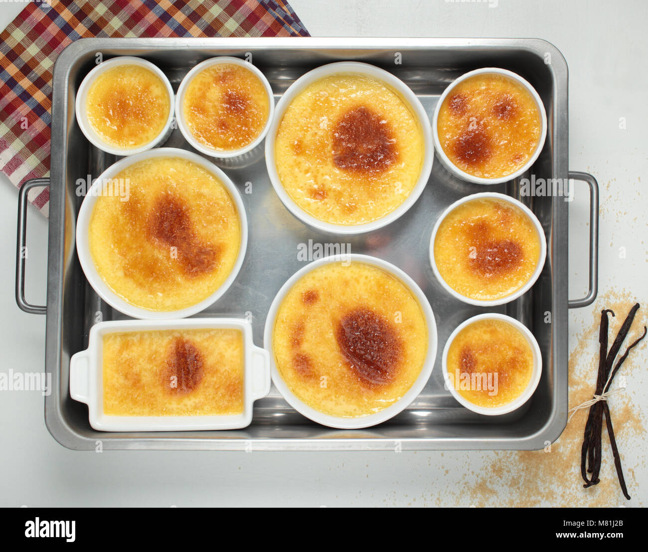 Set di creme brulee in piatti di cottura. Vista superiore Foto Stock