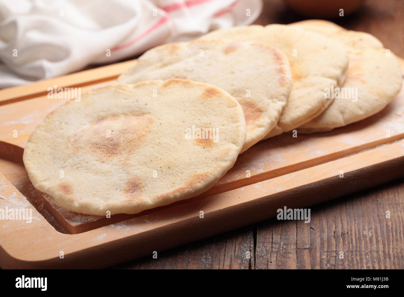 Pane Pita su un tagliere Foto Stock