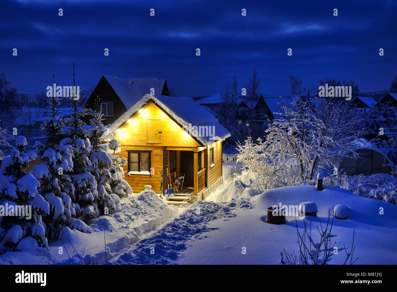 Poco russo House-Banya in legno dopo il Blizzard nel crepuscolo Foto Stock