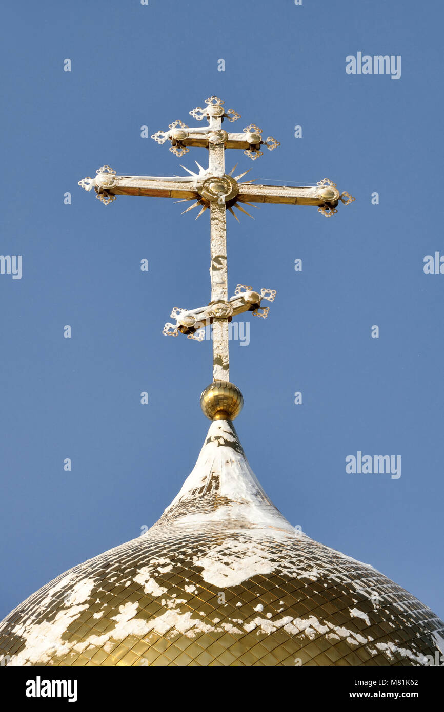 Dorato ortodossa russa croce sulla cupola della chiesa nella neve Foto Stock