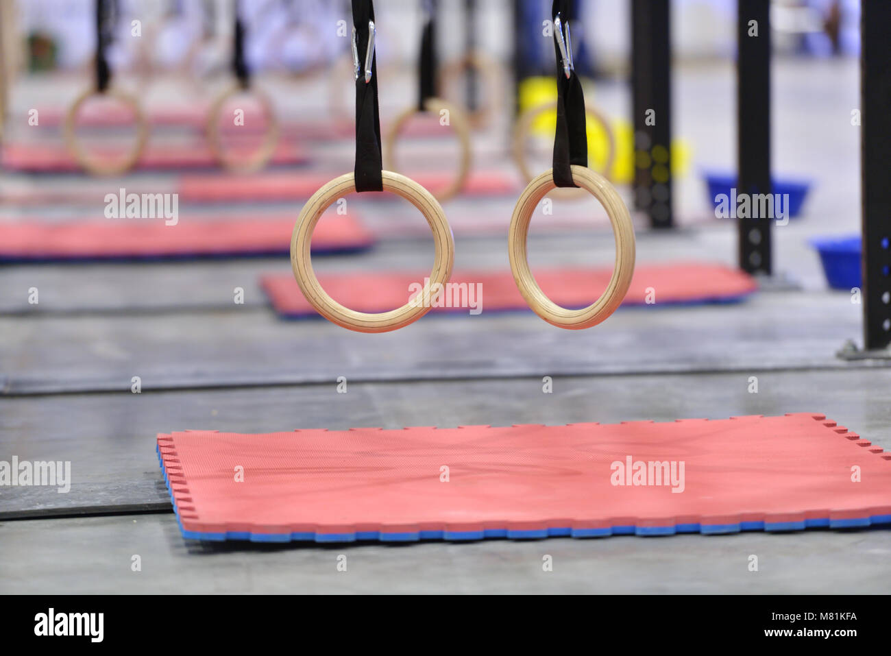 Gli anelli di ginnastica in palestra Foto Stock