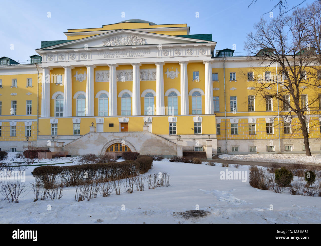 Edificio storico dell'Università Statale di Mosca in un giorno d'inverno. Edificio fu eretto nel 1793 dall'architetto Kazakov e ora ospita la facoltà o Foto Stock