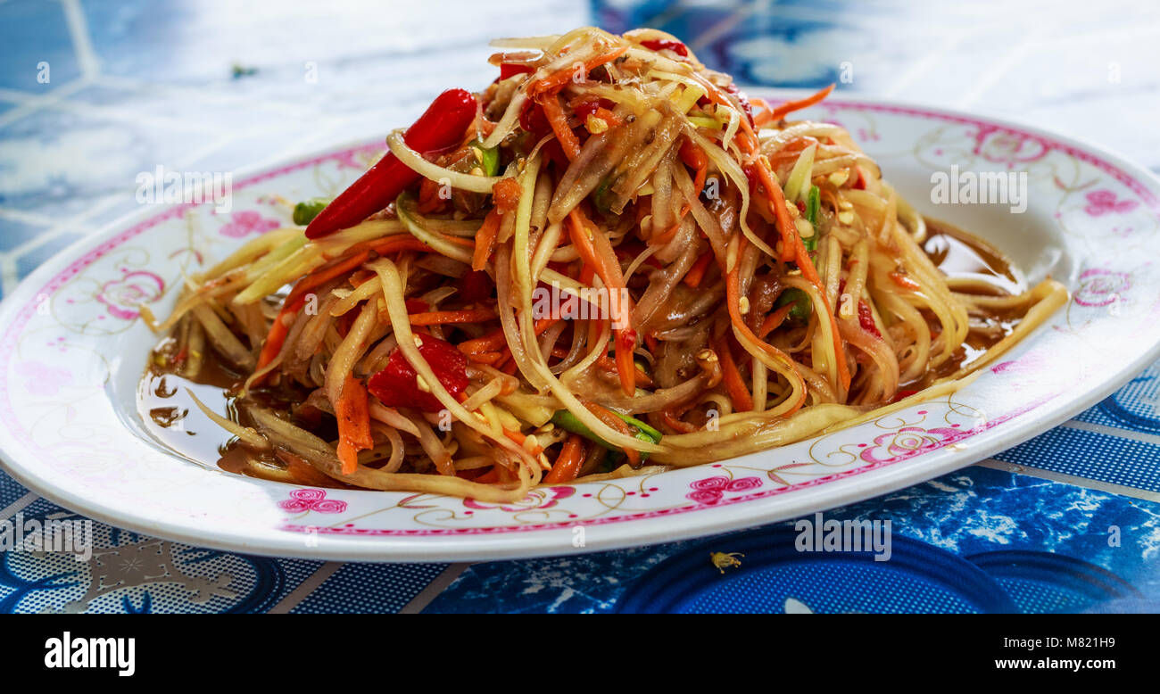 Thai insalata di papaia o Som Tum tradizionale cibo tailandese Foto Stock