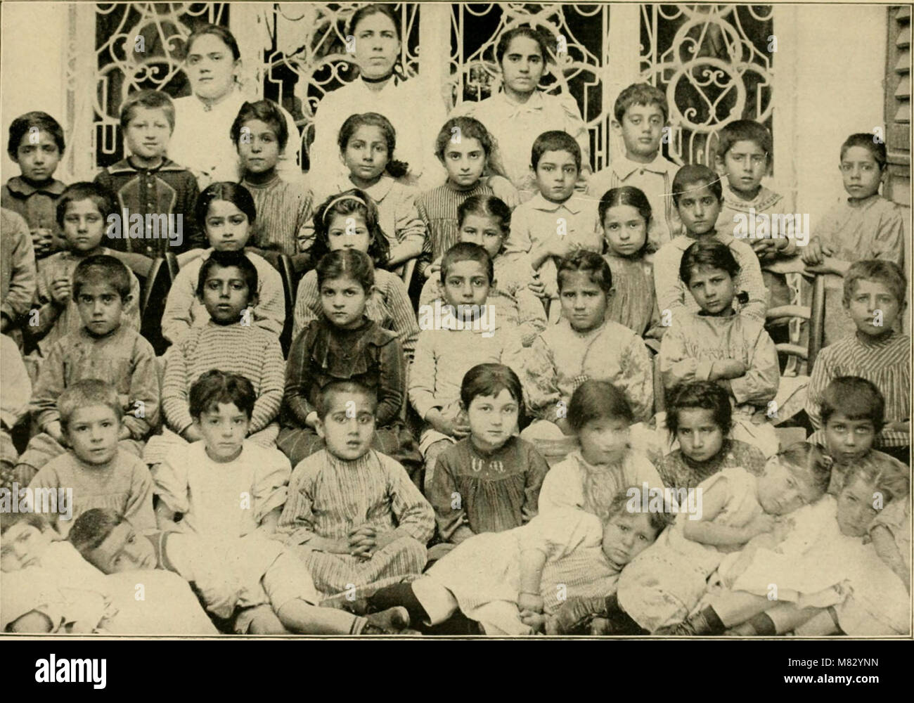 Questo studio del 1897 esamina il ruolo delle missioni cristiane nel progresso sociale, concentrandosi sul loro impatto sulle società nelle regioni straniere. Fornisce un'analisi sociologica dell'influenza missionsâ€™ sull'istruzione, la cultura e lo sviluppo. Foto Stock