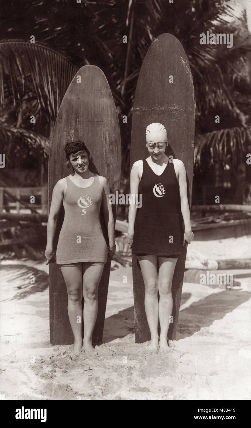 Vintage foto di giovani donne da Los Angeles Athletic Club (LAAC) in legno con tavole da surf. Foto Stock