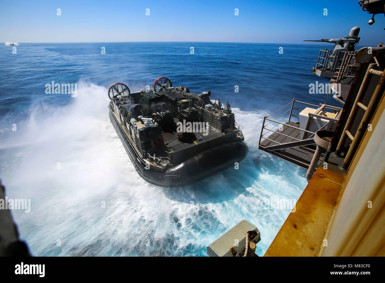 Mare Mediterraneo (7 marzo 2018) UN U.S. Navy Landing Craft Air Cushion (LCAC) prende U.S. Marines assegnato al XXVI Marine Expeditionary Unit (MEU) e l'ingranaggio dall'Wasp-classe assalto anfibio nave USS Iwo Jima (LHD 7) a shore in Israele per esercitare Juniper Cobra, 7 marzo 2018. Il ventiseiesimo MEU è in Israele per le due settimane di esercizio combinato, che è progettato per migliorare l'interoperabilità tra Americani e forze israeliane, concentrandosi sulla combinazione di capacità di dissuadere e, se necessario, difesa contro gli attacchi missilistici. (U.S. Marine Corps foto di Cpl. Jon Sosner/rilasciato) Foto Stock