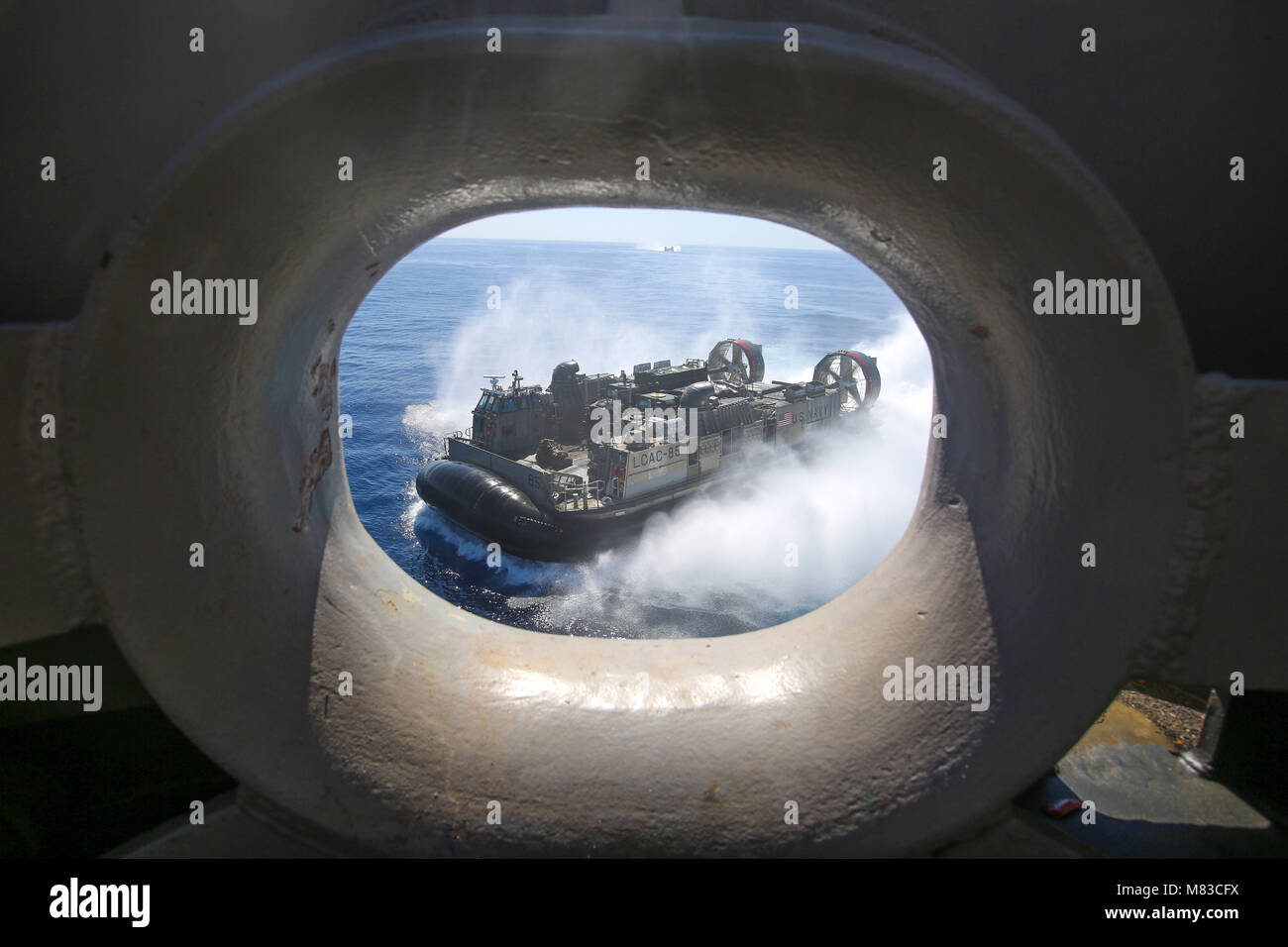 Mare Mediterraneo (7 marzo 2018) UN U.S. Navy Landing Craft Air Cushion prende U.S. Marines assegnato al XXVI Marine Expeditionary Unit (MEU) e l'ingranaggio dall'Wasp-classe assalto anfibio nave USS Iwo Jima (LHD 7) a shore in Israele per esercitare Juniper Cobra, 7 marzo 2018. Il ventiseiesimo MEU è in Israele per le due settimane di esercizio combinato, che è progettato per migliorare l'interoperabilità tra Americani e forze israeliane, concentrandosi sulla combinazione di capacità di dissuadere e, se necessario, difesa contro gli attacchi missilistici. (U.S. Marine Corps foto di Cpl. Jon Sosner/rilasciato) Foto Stock