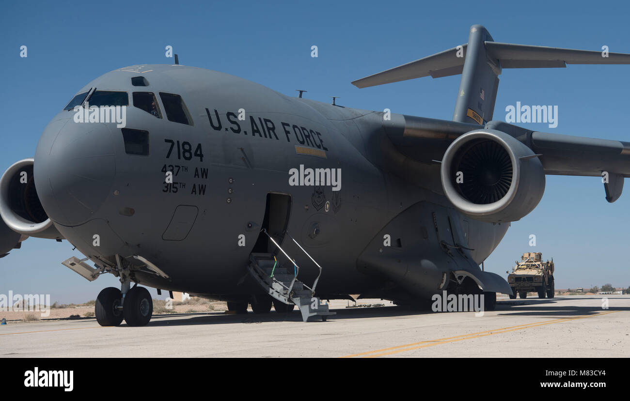Miniera-resistente agguato veicoli protetti sono caricati su un C-17 Globemaster III in una località segreta in Asia sud-ovest Marzo 7, 2018. MRAPS sono in grado di fornire una protezione per i servizi dei membri contro le minacce sul ciglio della strada come dispositivi improvvisati e miniere. (U.S. Air Force foto di Senior Airman Krystal Wright) Foto Stock