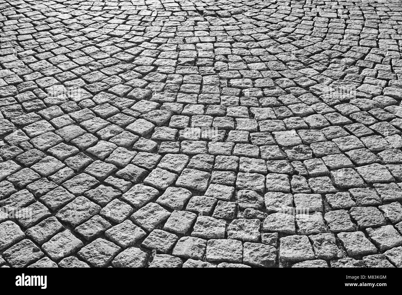La pavimentazione stradale pietra in bianco e nero. Antiquariato marciapiede urbano Foto Stock