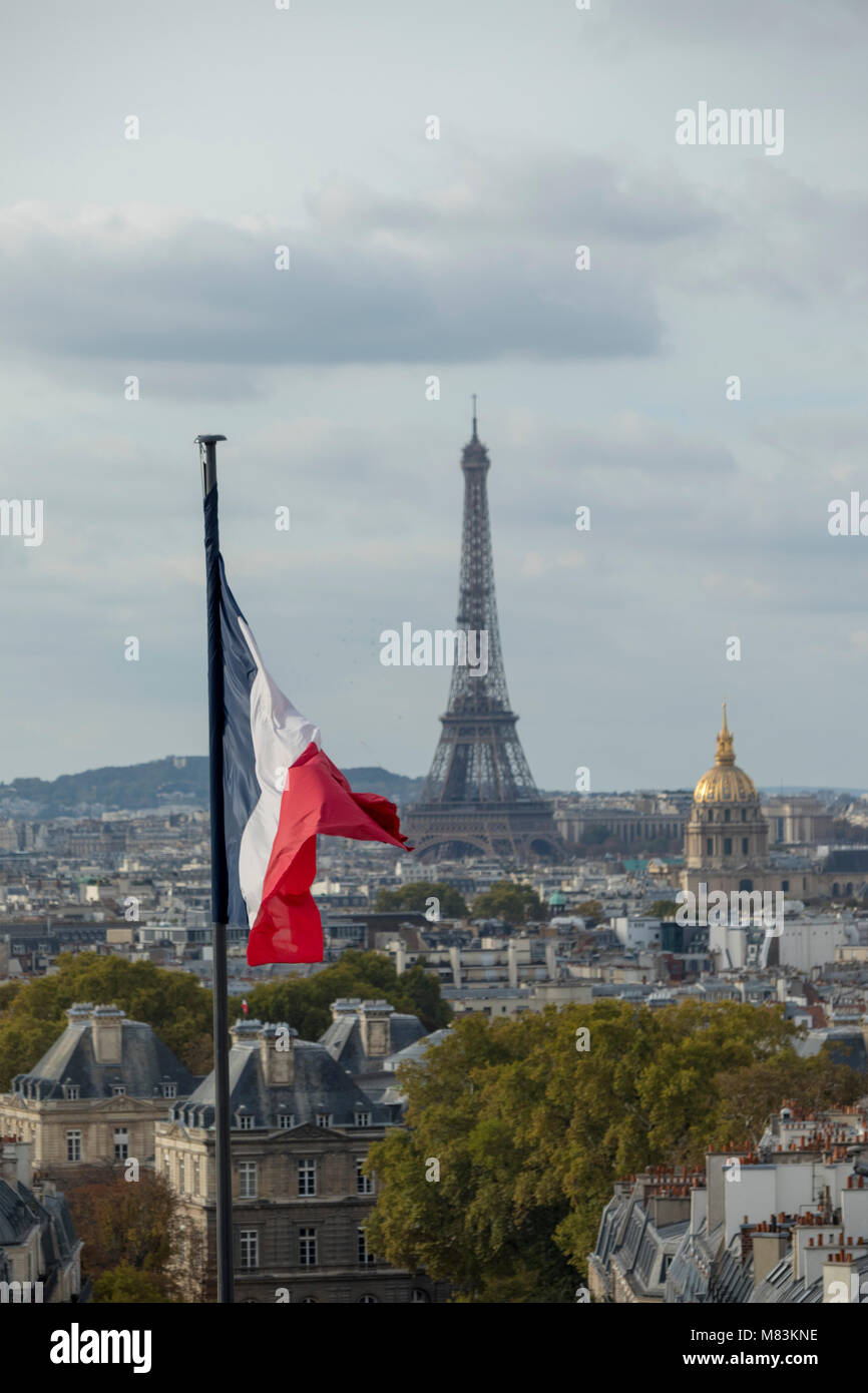 Vista della Torre Eiffel e da Les Invalides dome dal tetto del Pantheon, Parigi, Francia Foto Stock
