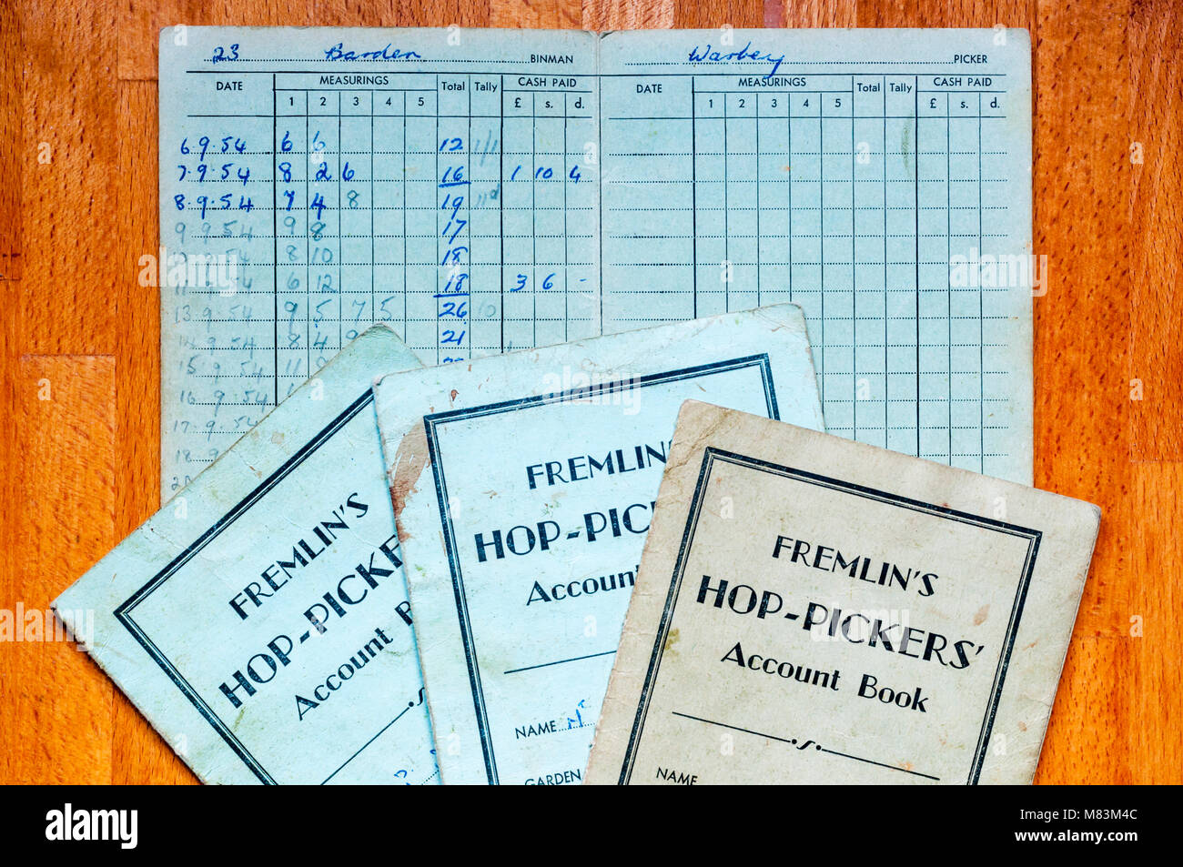 Fremlin Hop-Pickers del libretto di conto a partire dagli anni cinquanta. Usato per tenere un registro della quantità di luppolo raccolti e il denaro che deve essere pagato. Foto Stock